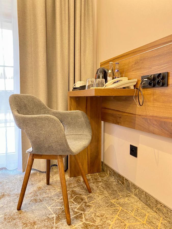 Hotel Antoni Tomaszow Lubelski Bagian luar foto