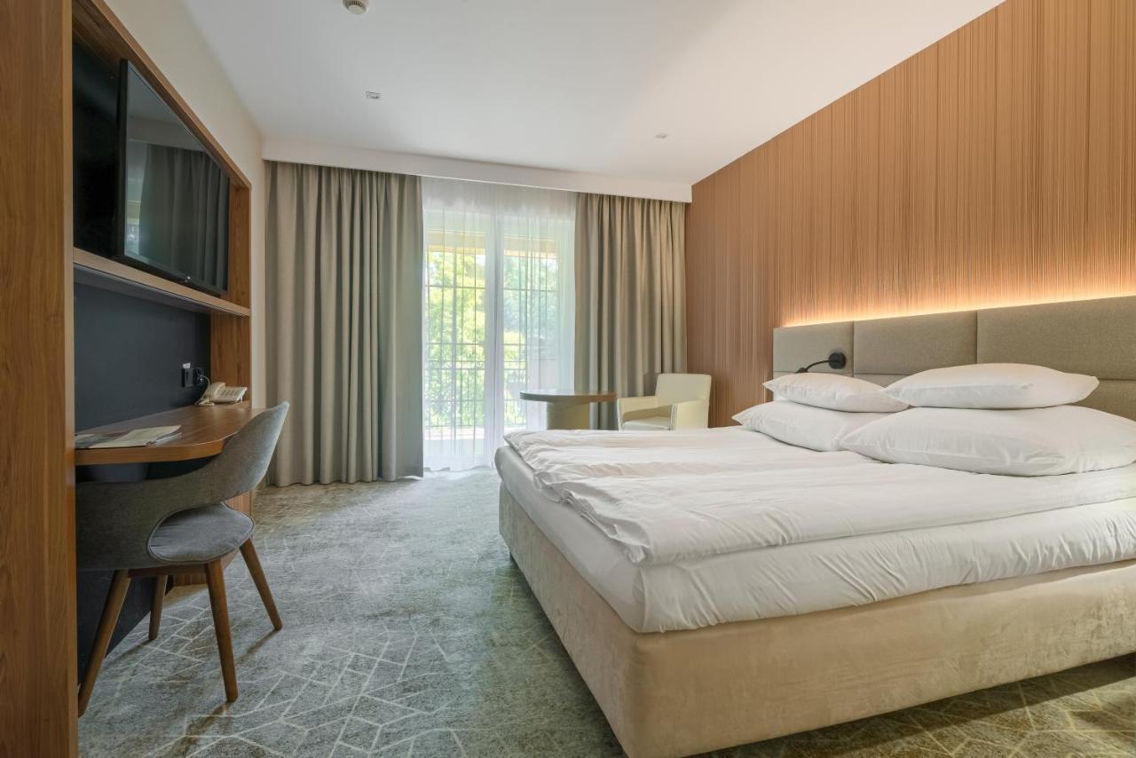 Hotel Antoni Tomaszow Lubelski Bagian luar foto