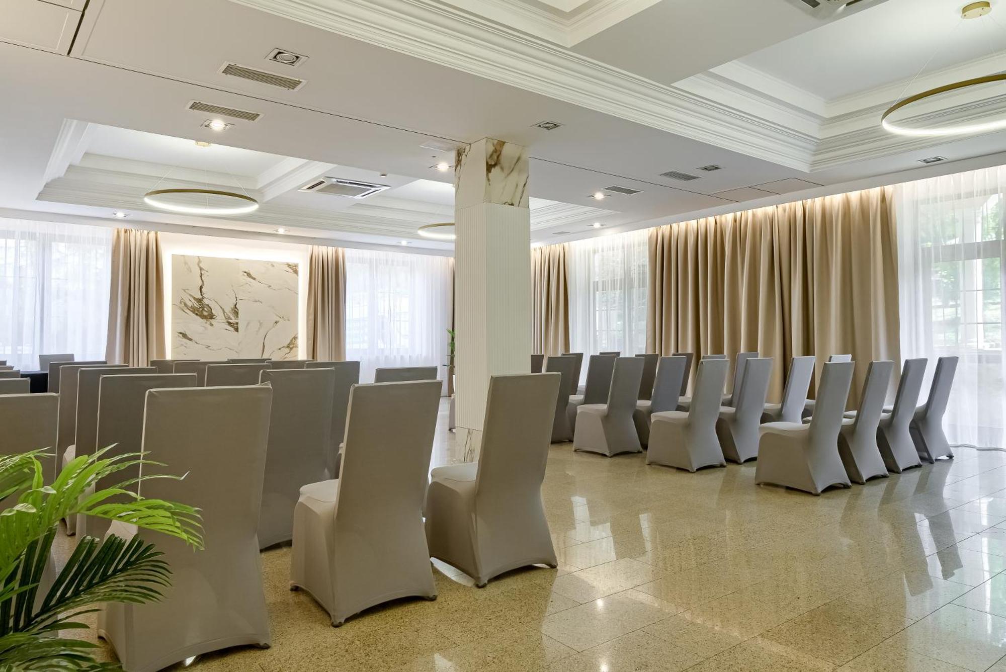 Hotel Antoni Tomaszow Lubelski Bagian luar foto